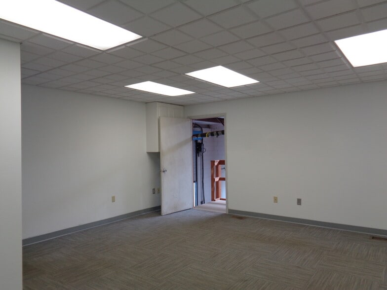 More Photos Of 6020 Deacon Rd, Sarasota Warehouse For Sale