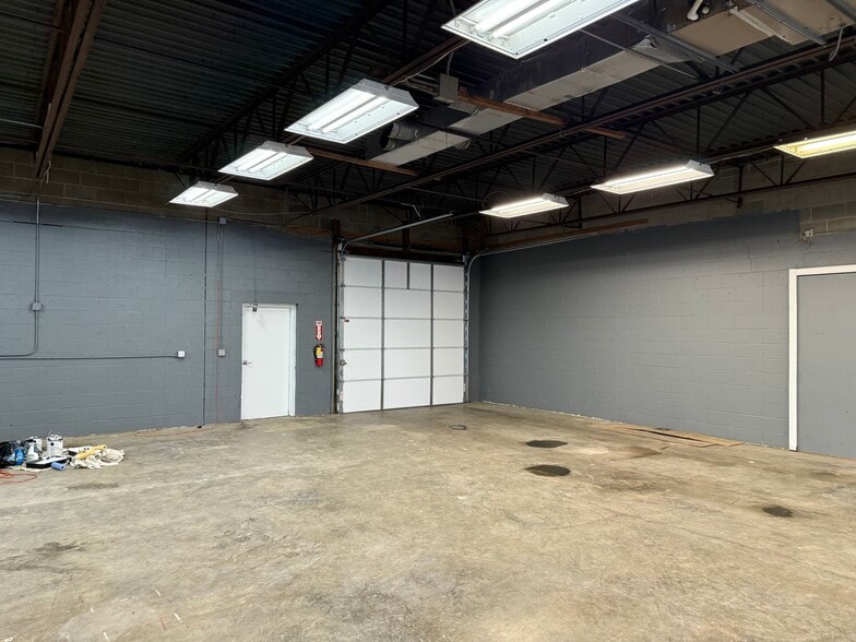 More Photos Of 6040-6058 Executive Blvd, Huber Heights Light Distribution For Lease