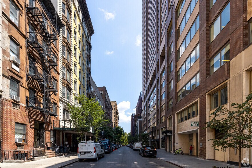 More Photos Of 35 W 64th St, New York Apartments For Lease