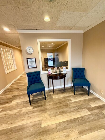 More Photos Of 260 Crossfield Dr, Versailles Light Distribution For Lease