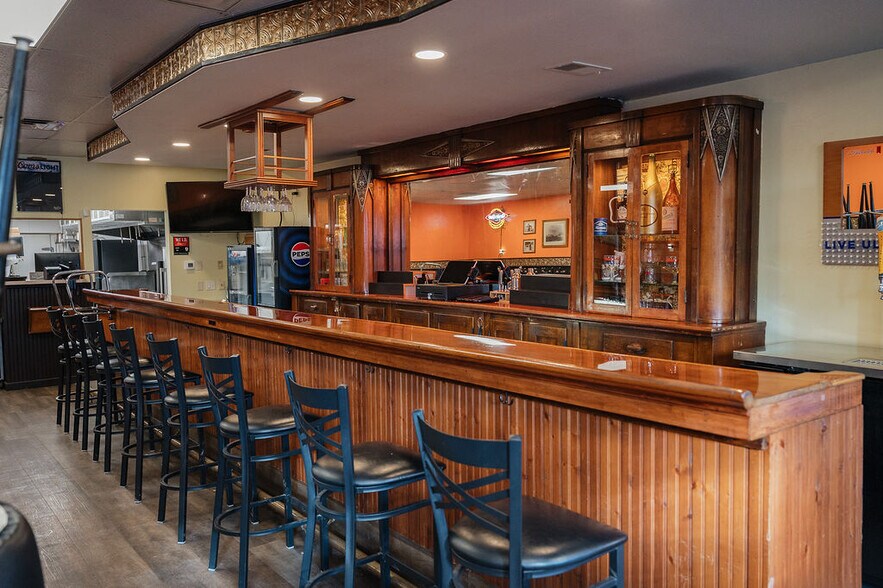 More Photos Of 510 Main St, Ormsby Restaurant For Sale