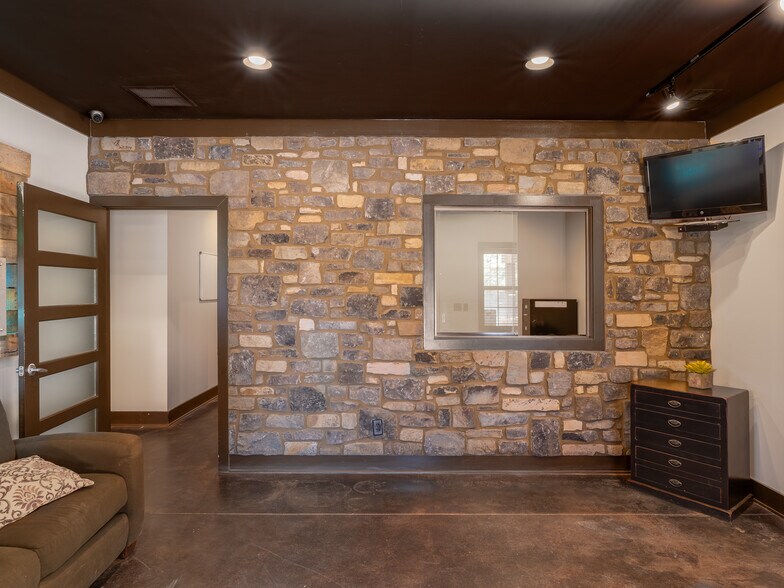 More Photos Of 1443 S Batesville Rd, Greer Showroom For Lease