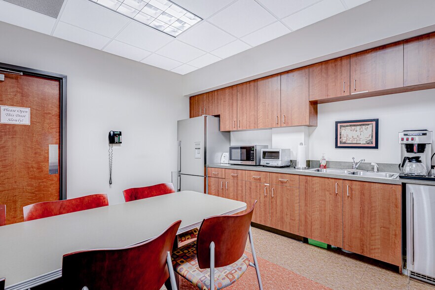 More Photos Of 5384 Poplar Ave, Memphis Office For Lease
