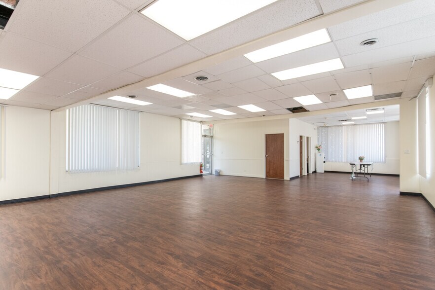 More Photos Of 47 W Dundee Rd, Wheeling Medical For Lease