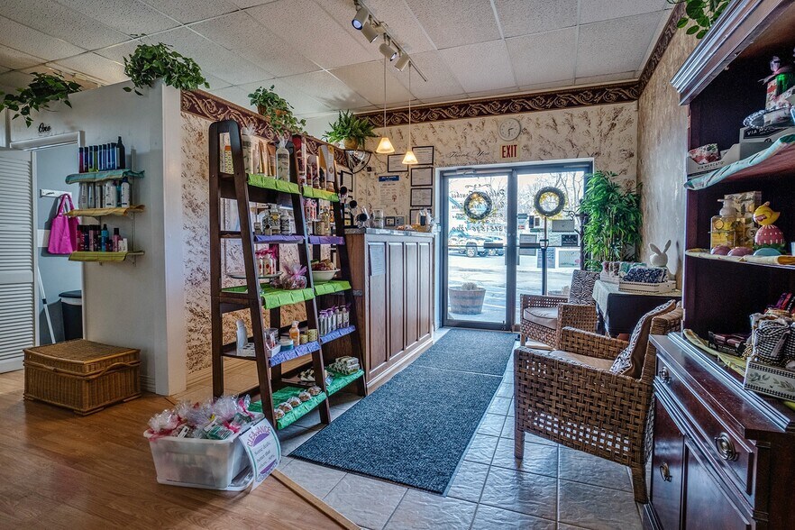 More Photos Of 6 Bush Park Ln, Penn Yan Office For Sale