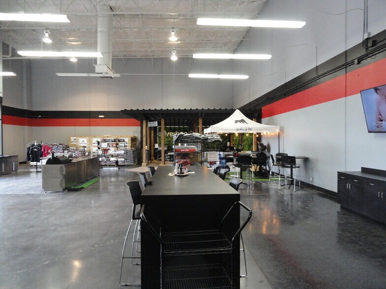 More Photos Of 13940-13960 N Stemmons Fwy, Farmers Branch Showroom For Lease