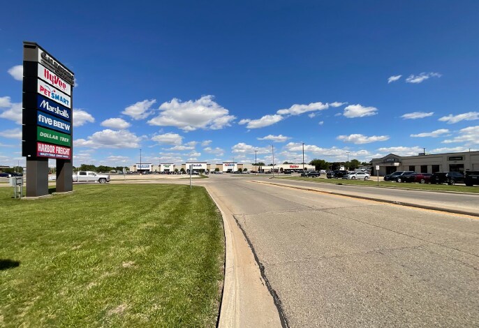 More Photos Of 1980 National Blvd, Galesburg Office For Sale