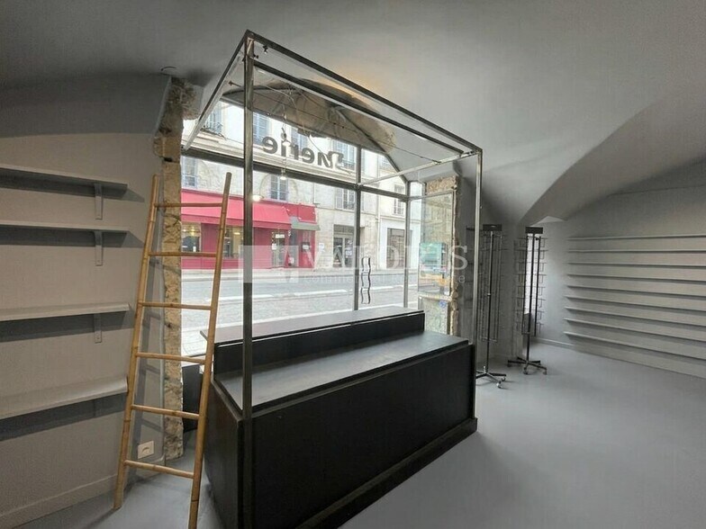 More Photos Of 3 Rue Colonel Chambonnet, Lyon General Retail For Sale