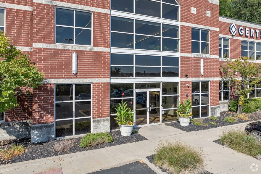 More Photos Of 600 E Granger Rd, Cleveland Office For Sale