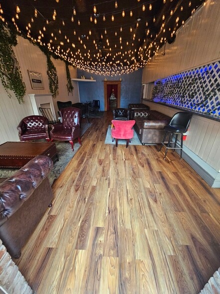 More Photos Of 181 Front St, Marietta Restaurant For Lease