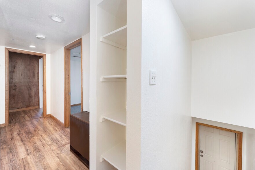 More Photos Of 695 Agate ave, Granby Flex For Sale