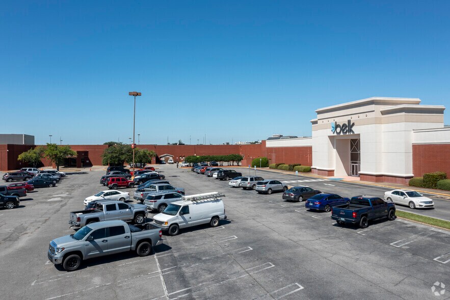 More Photos Of 1701 McFarland Blvd E, Tuscaloosa Storefront For Lease