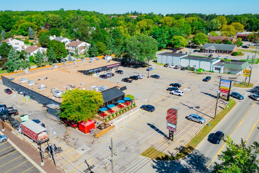 More Photos Of 1110-1126 N Pontiac Trail, Walled Lake Freestanding For Lease