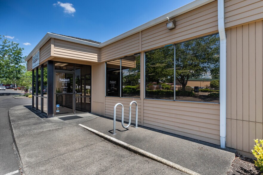 More Photos Of 35 82nd Dr, Gladstone Drugstore For Lease