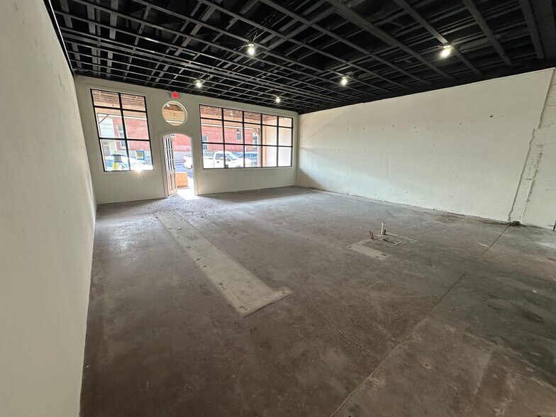 More Photos Of 205 N Elm St, Denton Storefront Retail Office For Lease