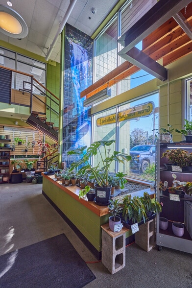 More Photos Of 990 Garfield St, Eugene Showroom For Lease