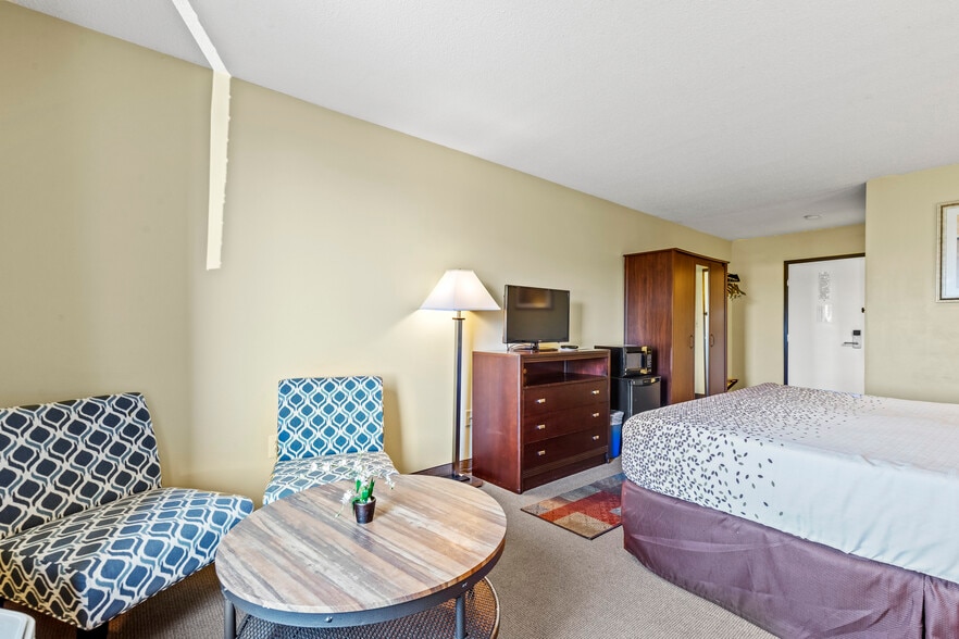 More Photos Of 30 Colonial Ave, Colonial Beach Hotel For Sale