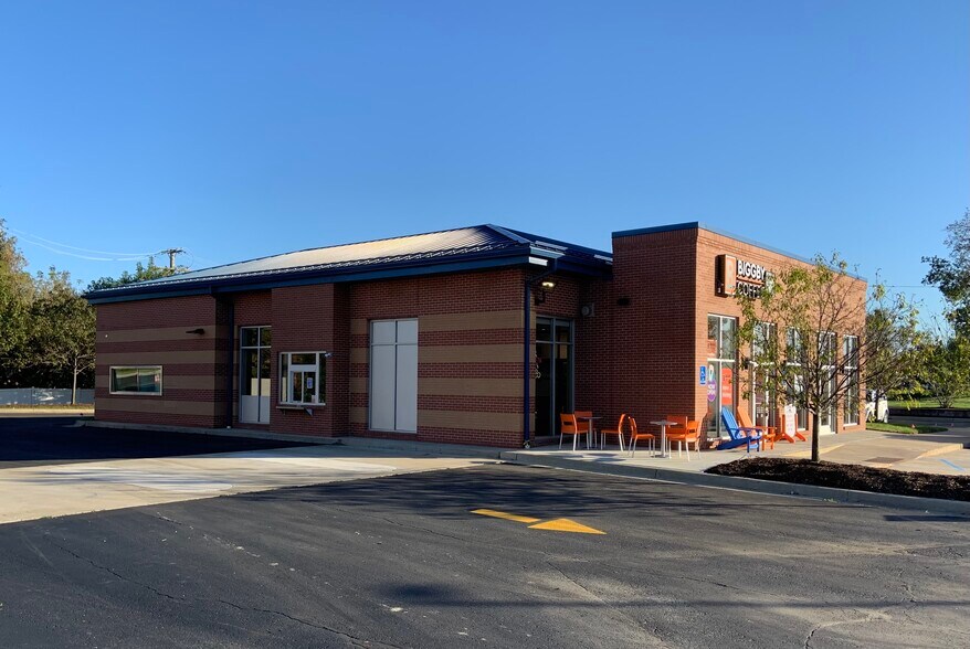 More Photos Of 9228 Highland Rd, White Lake Restaurant For Lease