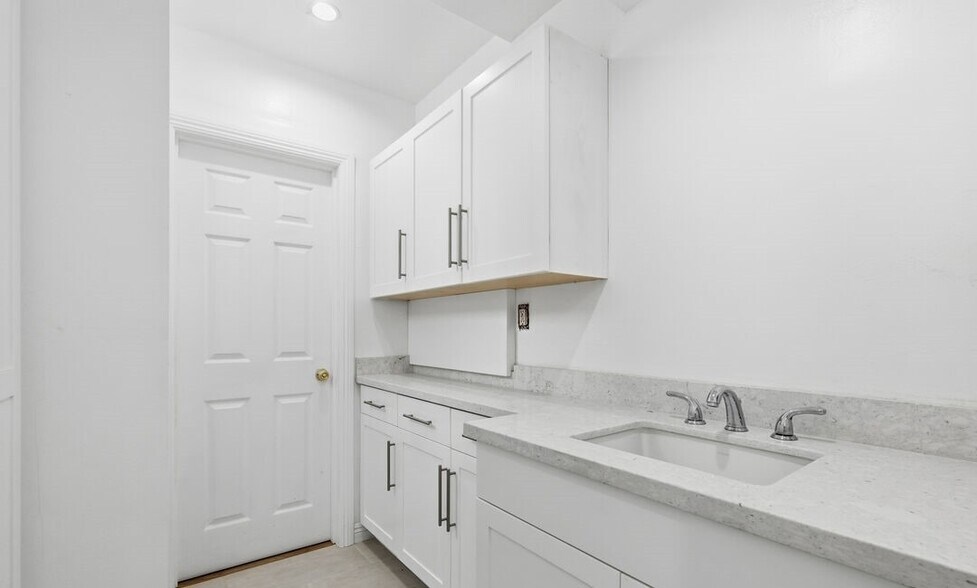 More Photos Of 2709 Santa Monica Blvd, Santa Monica Storefront Retail Residential For Sale