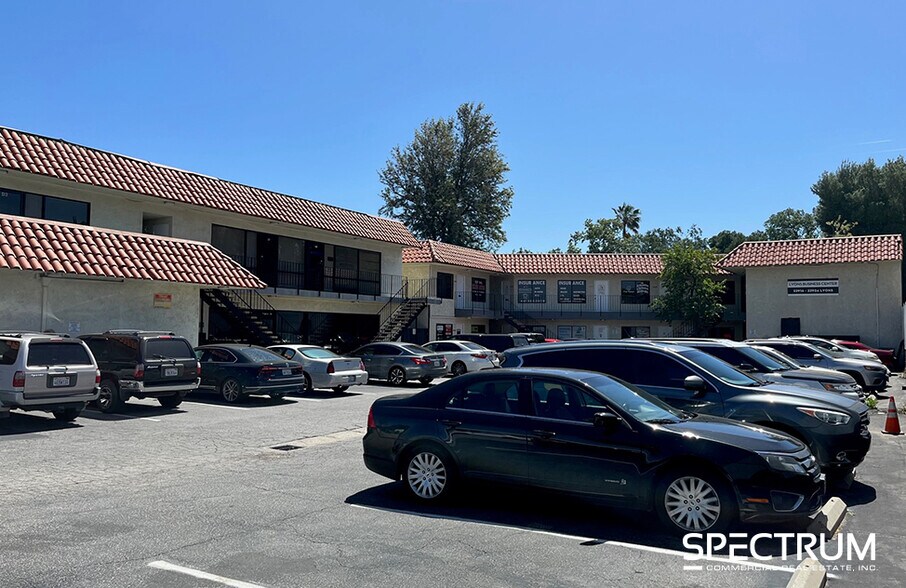 More Photos Of 22916 Lyons Ave, Santa Clarita Storefront Retail Office For Lease