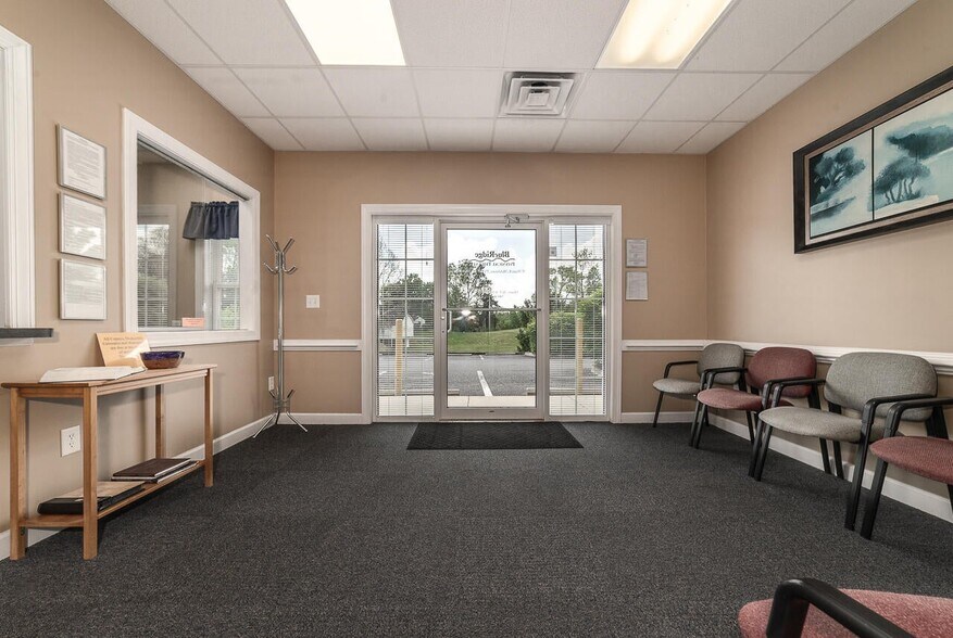 More Photos Of 25 Crossing Ln, Lexington Office For Sale