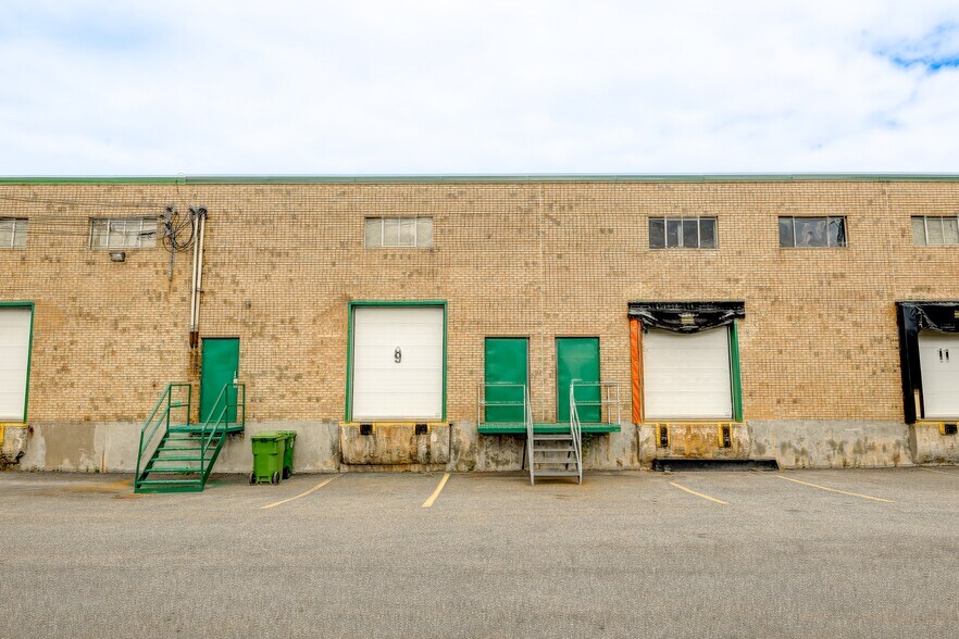 More Photos Of 340-380 Rue Isabey, Montréal Distribution For Lease