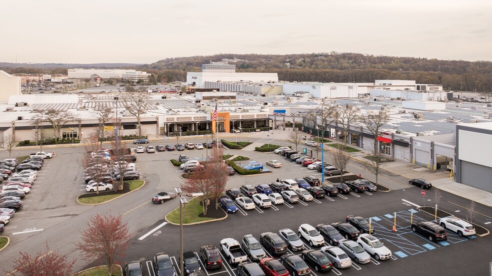 More Photos Of 1400 Willowbrook Mall, Wayne Unknown For Lease