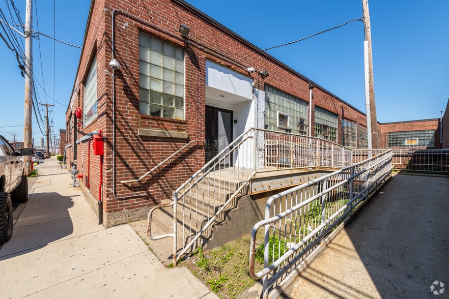 More Photos Of 44-48 Garden St, Everett Warehouse For Lease