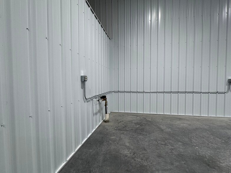 More Photos Of 801 N 9th Ave, Brandon Warehouse For Lease