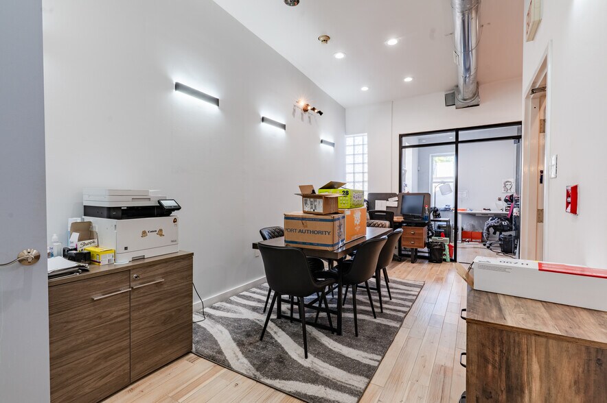 More Photos Of 319 Bainbridge St, Philadelphia Office Residential For Sale