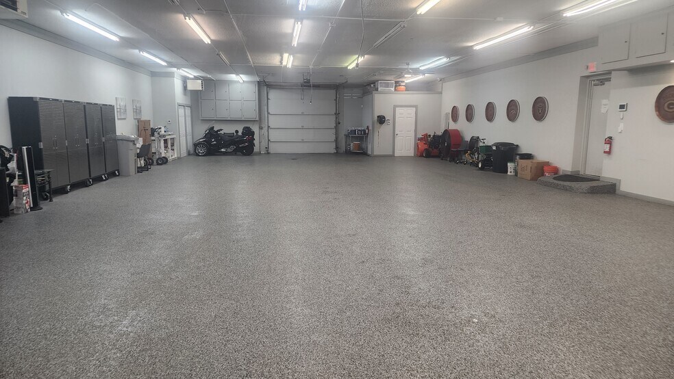 More Photos Of 1525 E Army Post Rd, Des Moines Auto Repair For Lease