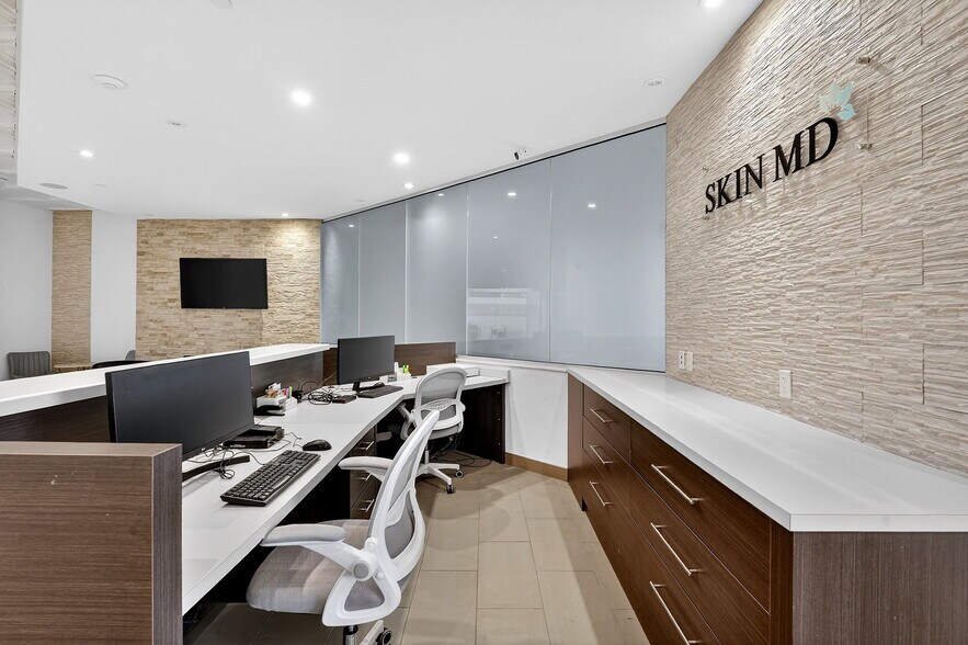 More Photos Of 3075 Hospital Gate, Oakville Medical For Lease