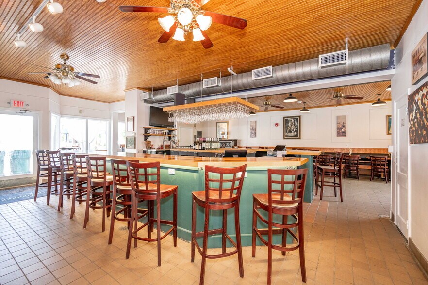 More Photos Of 2015 Madison rd, Cincinnati Storefront Retail Residential For Lease