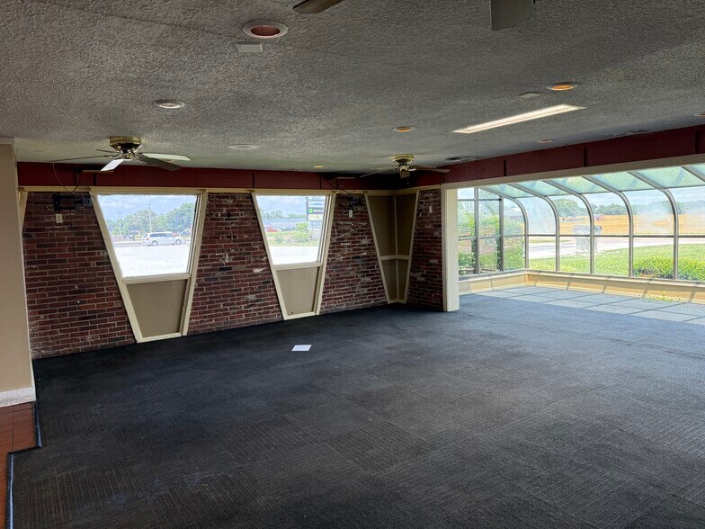 More Photos Of 1801 N Market St, Sparta Restaurant For Sale