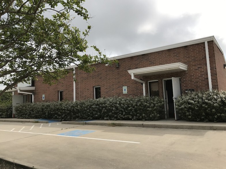 More Photos Of 118 6th St N, Texas City Showroom For Sale