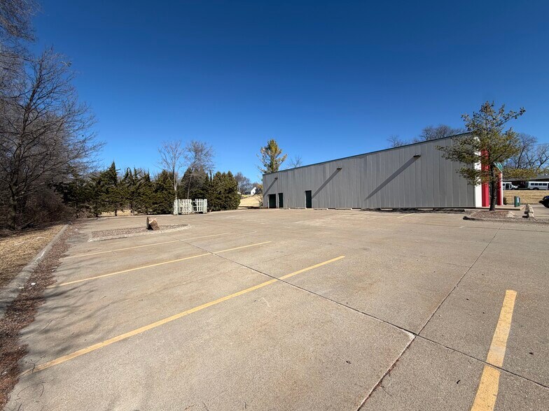 More Photos Of 2020 E Locust St, Davenport Freestanding For Sale