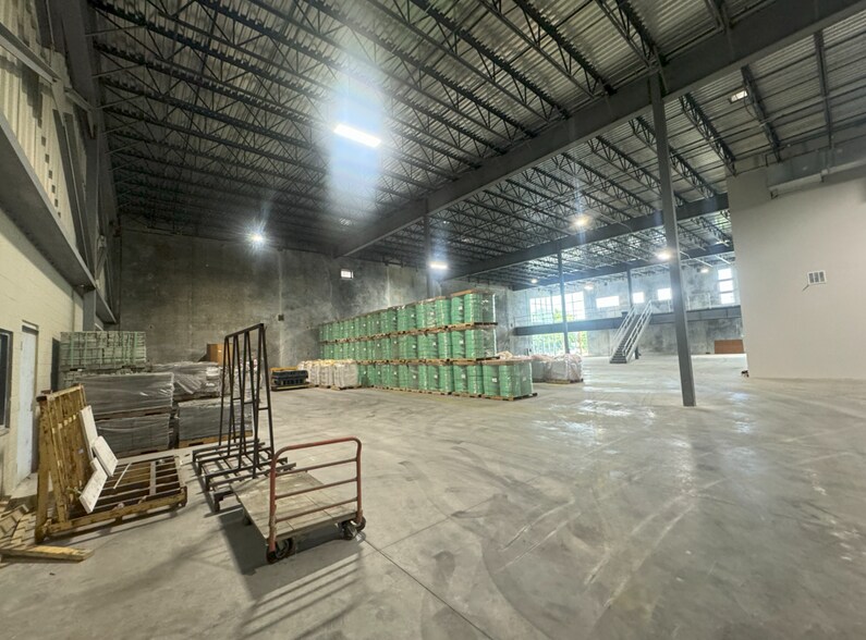 More Photos Of 3930 N Orange Blossom Trl, Orlando Light Distribution For Lease