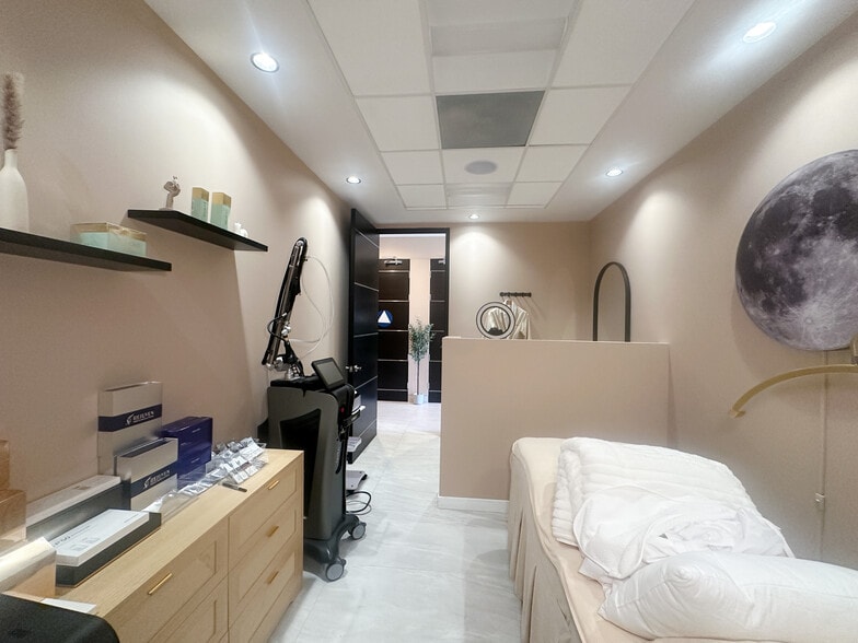 More Photos Of 7225 Melrose Ave, Los Angeles Medical For Lease
