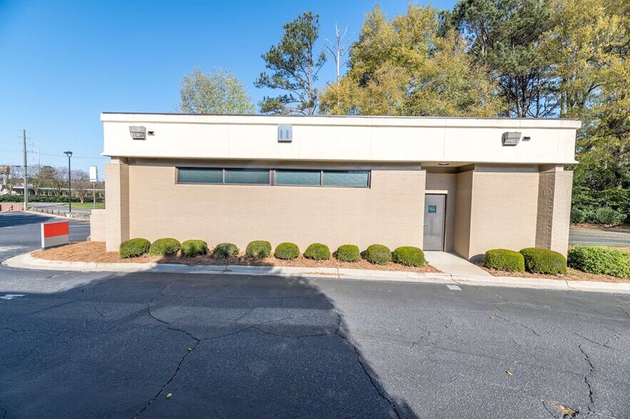 More Photos Of 1535 Benning Dr, Columbus Bank For Sale