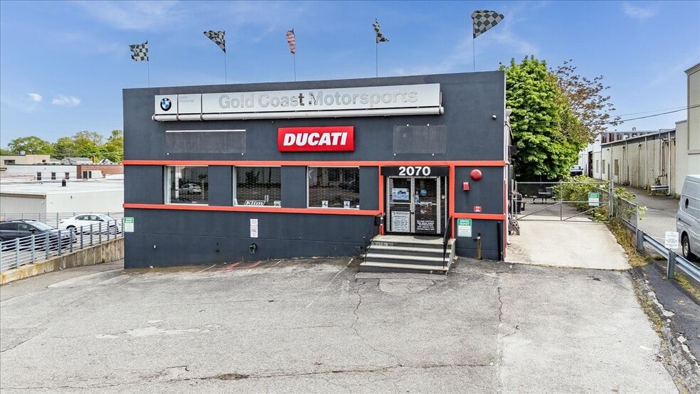 More Photos Of 2070 Jericho Tpke, New Hyde Park Auto Repair For Lease