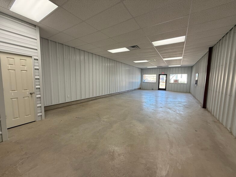 More Photos Of 204 S Walnut St, Hico General Retail For Lease