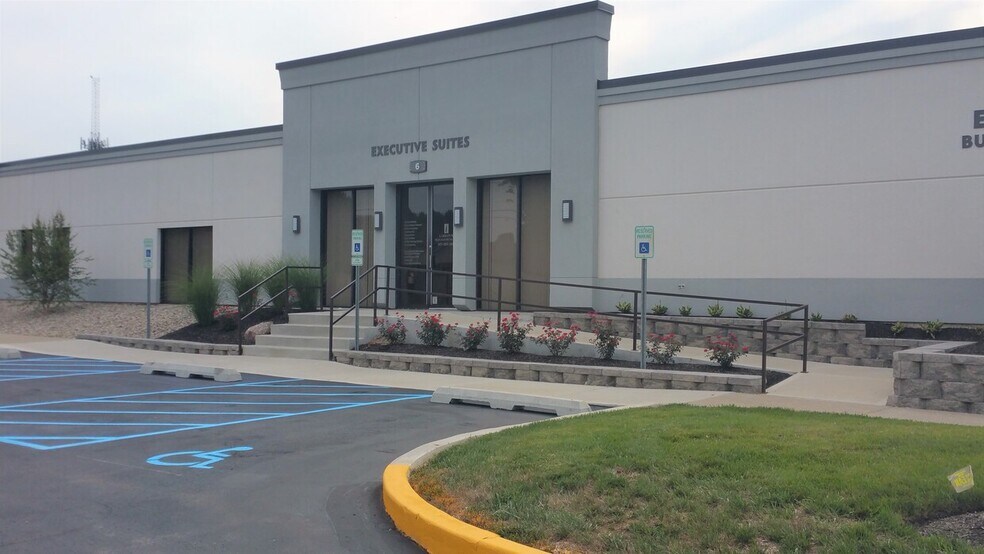 More Photos Of 500 S Polk St, Greenwood Showroom For Lease