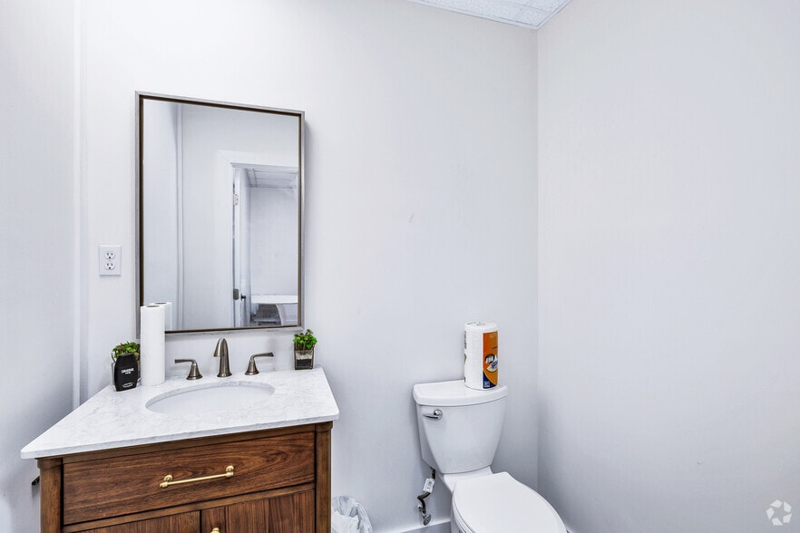 More Photos Of 245 Pennsylvania Ave, Virginia Beach Auto Repair For Lease