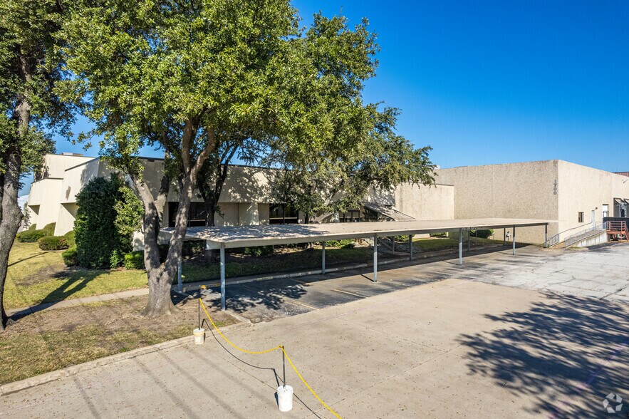 Primary Photo Of 1700 Columbian Club Dr, Carrollton Manufacturing For Sale