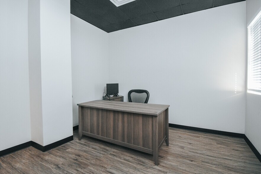 More Photos Of 13102 N Navarro St, Victoria Flex For Lease