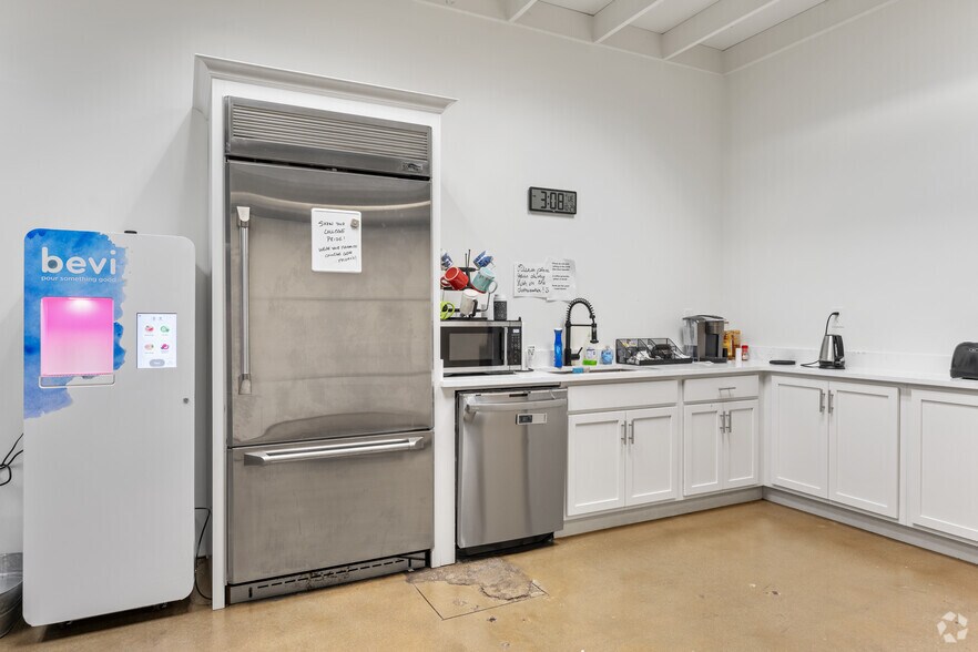 More Photos Of 324 Commons Dr, Birmingham Coworking Space