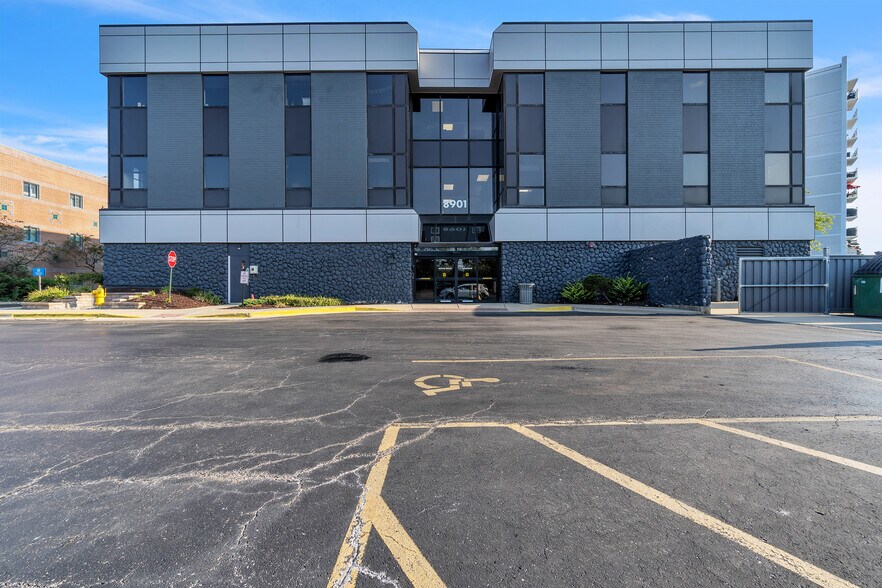 More Photos Of 8901 Golf Rd, Des Plaines Medical For Lease