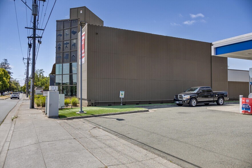 More Photos Of 1125 W Steele Ln, Santa Rosa Freestanding For Lease