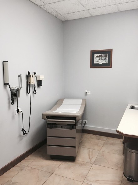 More Photos Of 2551 W Peterson Ave, Chicago Medical For Lease