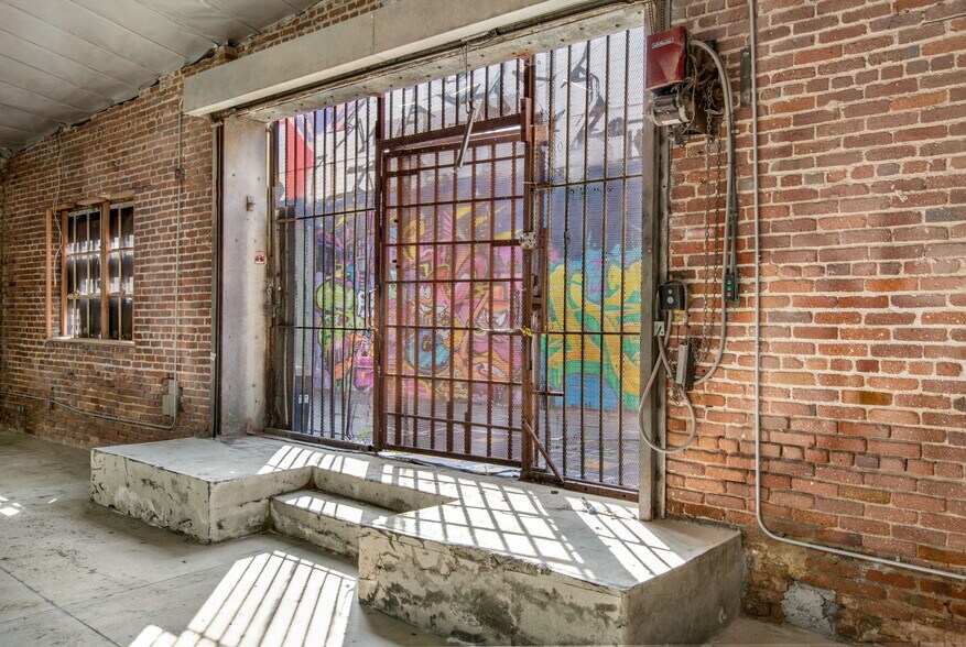 More Photos Of 236 W 18th St, Los Angeles Warehouse For Sale